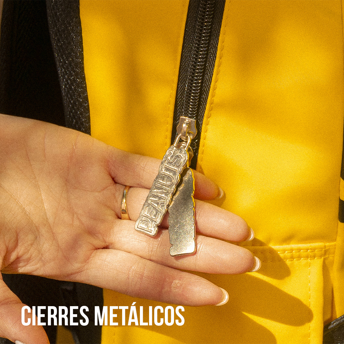 Mochila con cangurera Charlie Brown