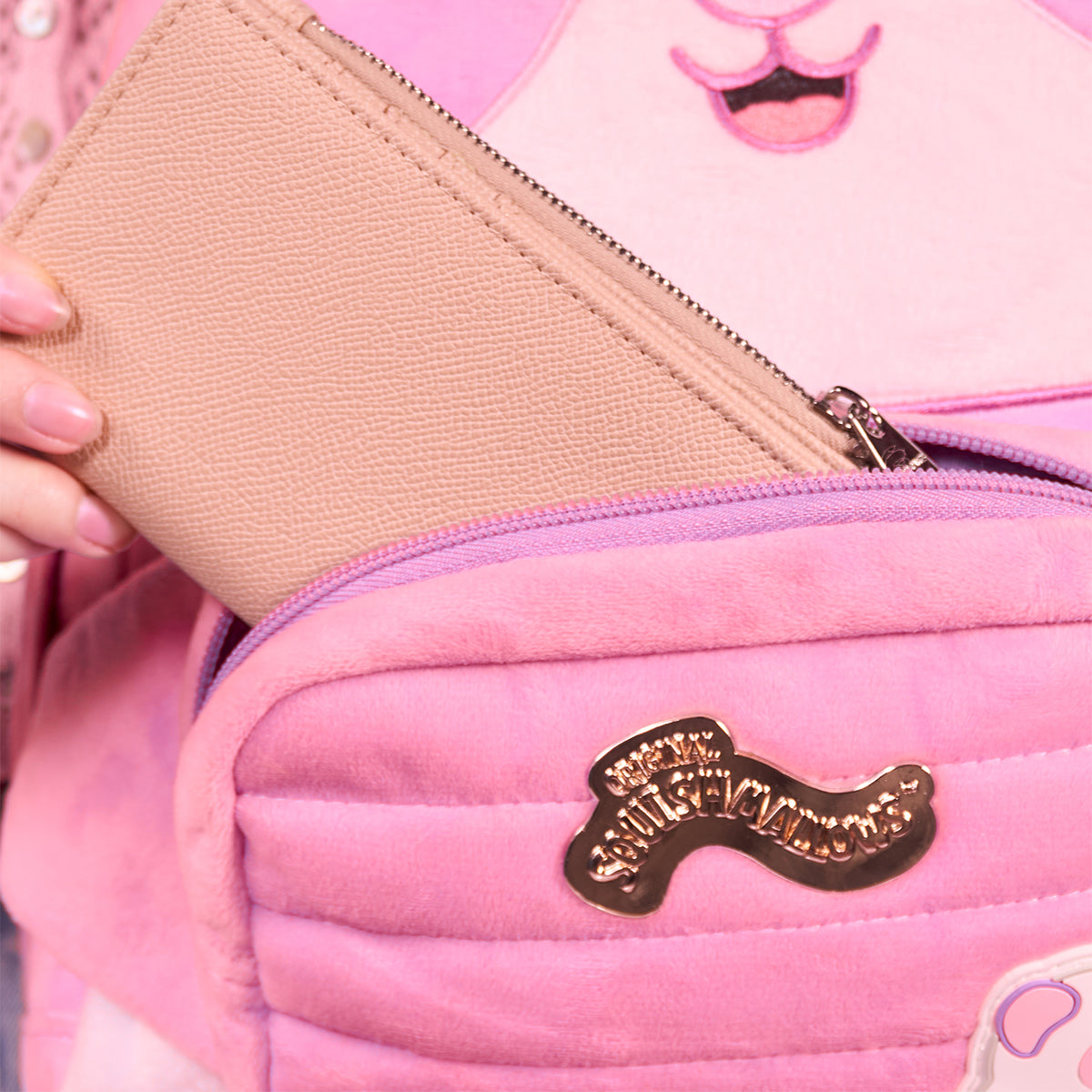 Mochila Squishmallows Panda Lila con cangurera incluida