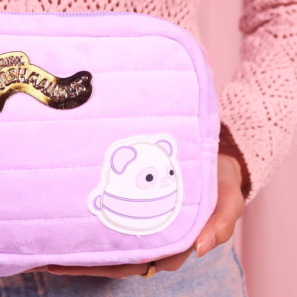 Mochila Squishmallows Panda Lila con cangurera incluida